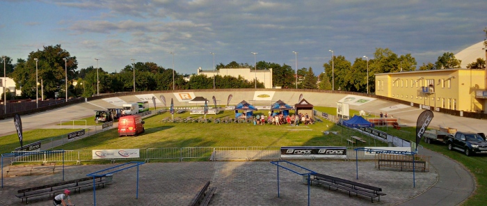 Velodrom se pomalu obléká do závodního
